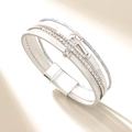 Bracelet multicouche en cuir blanc avec croix en cristal et fermoir magnétique - Blanc