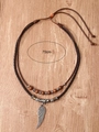 Detail einer 70 cm langen braunen Lederhalskette mit Holzperlen und einem Flügelanhänger - Vintage Feder Stil (SX368)