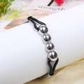 Minimalistisches Doppelstrang-Armband mit vier Silberperlen auf einem weißen Ständer - Schwarz