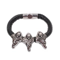 Schwarzes geflochtenes Lederarmband im Punk-Stil mit drei silbernen Totenkopf-Anhängern und Magnetverschluss - Schwarz