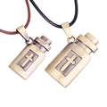 Set collana con ciondolo a croce bottiglia portafortuna retrò con corde intrecciate su bianco - Stile di Coppia Bronzo Antico