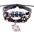 Mehrlagiges Lederarmband mit silberfarbenem Lippenanhänger und geflochtenen Perlen - Schwarz