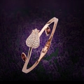 Bracelet tulipe ouvert en or rose élégant avec diamants blancs et pierres rouges - Or rose
