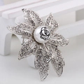 Spilla a fiore in argento con cristalli e perla con motivo rosa per abiti da sera lussuosi - Bianco