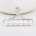 Spilla elegante a forma di gruccia argentata con strass lucidi e sei perle bianche - Bianco