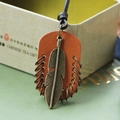 Collana con ciondolo a piuma retrò con pelle marrone-arancio e lega di bronzo - caffè