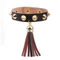 Punkiges Lederarmband in Schwarz mit goldenen Kegelnieten und langen Quasten - Kaffeebraun