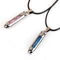 Poliertes Sanduhr-Kapsel-Anhängerset mit blauer und rosa Füllung an schwarzer Kordel - Kapsel-Sanduhr-Stil (QNN3009)