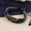 Bracciale intrecciato stile bohémien con ciondolo Friend in metallo e cordino regolabile - Nero