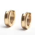 Nahaufnahme goldener Huggie-Ohrringe aus Edelstahl mit gebürsteter, matter Oberfläche - Gold