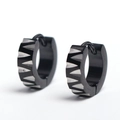 Dettaglio di orecchini a cerchio in acciaio inox nero con motivi a triangolo incisi - Nero (Singolo)
