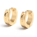 Makro-Detail goldener Creolen mit gravierten Halbmond- und Punktmustern auf Edelstahl - Gold (Einzelstück)