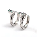 Dettaglio di orecchini a cerchio cobra argento con occhi in zircone verde smeraldo - Occhi Verdi Solo (1 Pezzo)