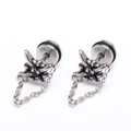 Dettaglio di orecchini punk argento con stella nera e catenina metallica pendente - Strass Neri
