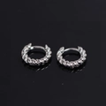 Dettaglio di orecchini a cerchio a corda intrecciata argento con texture lucida - 10mm
