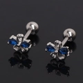Gros plan de boucles d'oreilles fleurs avec zircons bleus et fermoir à vis en acier - Strass Bleu Foncé