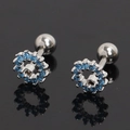 Détail macro du piercing d'oreille en argent avec zircons bleus et fermeture à vis sphérique - Strass Bleu Clair