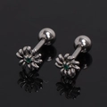 Dettaglio di orecchini a margherita in argento con zircone verde e chiusura a vite - Zirconia Verde