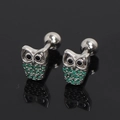Gros plan de boucles d'oreilles chouette avec zircons verts et fermoir à vis sur fond noir - Strass Vert (Unité)