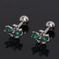 Dettaglio di orecchini a fiore con zirconi verde smeraldo e chiusura a vite - Zirconia Verde