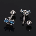 Vue macro de boucles d'oreilles fleurs en gemme bleue avec fermoir à vis sécurisé - Strass Bleu Clair
