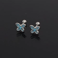 Macro dettagliata di orecchini a farfalla con pietre blu su sfondo nero con riflessi chiari - Strass Blu