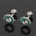 Détail du piercing cartilage en acier avec zircons verts et fermoir à boule vissée - Zircone Vert