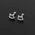 Détail macro de boucles d'oreilles chat en acier inoxydable avec zircons blancs - Blanc