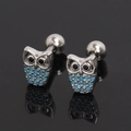 Vue détaillée de boucles d'oreilles hibou en acier avec pierres bleues et fermoir à vis - Strass Bleu (Unité)