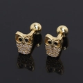 Détail macro de boucles d'oreilles chouette dorées avec zircons et fermoirs à vis - Style Doré (Boucle d'Oreille Unique)