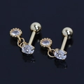 Détail de boucle d'oreille barre en or avec oxydes de zirconium et reflet miroir - Or Strass Blanc