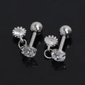 Gros plan sur des boucles d'oreilles barbell en acier argenté avec zircons brillants - Argent Strass Blanc