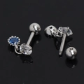 Detailansicht der Zirkonia-Ohrstecker mit Schraubkugel-Verschluss und Gewindestruktur - Silber Blauer Strass
