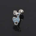 Gros plan d'une boucle d'oreille cerf en argent avec zircons bleus et fermoir à vis - Strass Bleu Clair (Seul)