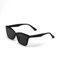 Gafas de sol cuadradas negras vintage con remaches plateados y lentes oscuras en fondo blanco - Negro Brillante/Lente Gris