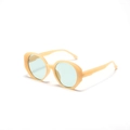 Occhiali da sole retrò oversize con montatura crema e lenti azzurre sfumate - crema