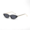 Occhiali da sole neri cat-eye con stanghette sottili in metallo dorato e lenti grigie - Nero