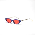 Occhiali da sole cat-eye rétro con montatura blu scuro, lenti rosse e stanghette dorate - Montatura Blu Lenti Rosse
