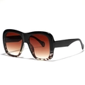 Gafas de sol cuadradas de gran tamaño con montura negra brillante y detalles de leopardo en un ángulo de 45° - Carey Lente Té