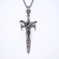 Collana spada gotica con elsa a teschio e rilievo di ossa in metallo argento scuro - Argento