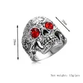 Anello teschio punk con cristalli rossi in finitura argento antico, misura 28 mm - Argento