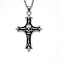Collana con pendente a croce in stile punk con teschio dettagliato su sfondo bianco puro - Argento