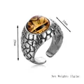 Punk Drachenauge Silberlegierung Ring mit gelbem Stein und Schuppentextur auf weißem Grund - Silber