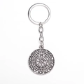 Detailopname van een zilveren Viking-sleutelhanger met gegraveerde runen en Vegvisir - Zilver