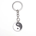 Detailansicht des Yin Yang Tai Chi Glasanhängers an einem silbernen Schlüsselanhänger - Silber
