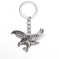 Dettaglio portachiavi aquila argento vintage con piume dettagliate e anello metallico - Argento