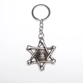 Detailopname van retro zilveren hexagram bot sleutelhanger met alziend oog - Zilver