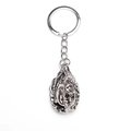 Detaillierte Nahaufnahme von Retro-Silber-Schlüsselanhänger mit Buddha- und Teufelsgesicht-Design - Silber