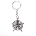 Detalle de llavero de calavera y pentagrama en plata antigua con grabados rúnicos - Plateado