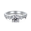 S925 Sterling Silber klassischer Dreistein-Verlobungsring mit rundem Hochkohlenstoff-Diamant - US 5 / Silberner Stil (AY120209)